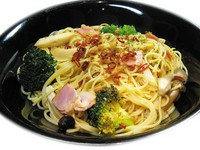 キノコやお野菜たっぷりのブイヨン味の特製ペペロンチーノです!! ちょっとピリ辛!! でもあっさり!! 
