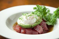 ハワイに住む日系人によって生まれた定番人気メニュー。 新鮮なマグロをお醤油味で「漬け」にしています。