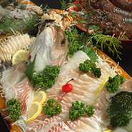 新鮮食材を板長がさばきます!!
