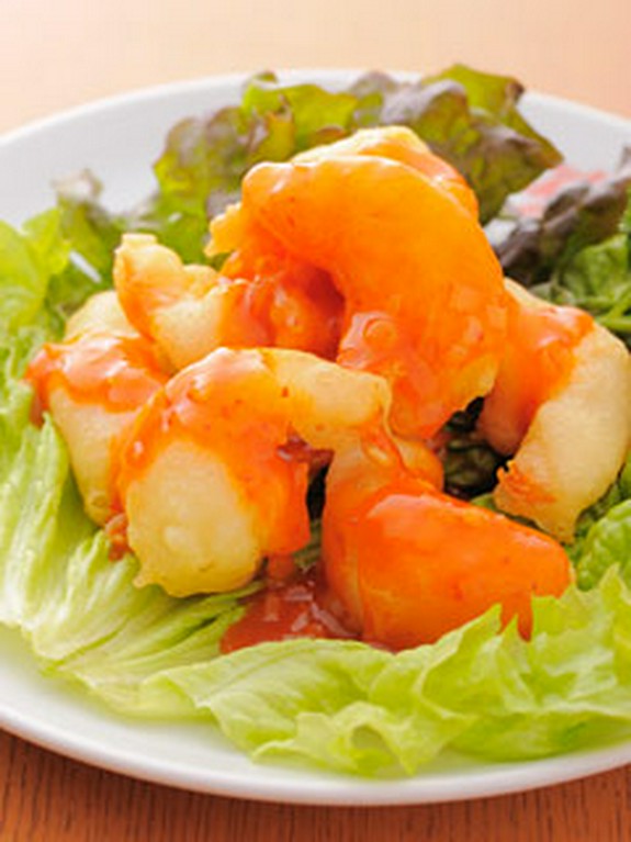 ピリ辛のタレをよ～く絡めてどうぞ『エビ天ぷらのチリソース』