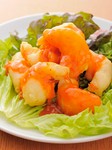 ピリ辛のタレをよ～く絡めてどうぞ『エビ天ぷらのチリソース』