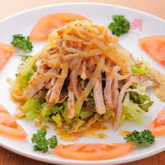 まずはこちらからいかがですか？『チャーシューの細切りサラダ』