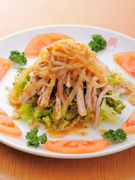 まずはこちらからいかがですか？『チャーシューの細切りサラダ』