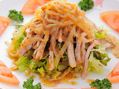 まずはこちらからいかがですか？『チャーシューの細切りサラダ』