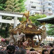 令和元年5月12日　今年の一発目・神田祭‼
　いよいよ春の江戸前・祭のスタートです。　
江戸三大祭の一つ神田祭、今年は二年に一度の本祭りでした。今年も外神田末廣町会でお世話になりました。
台座2尺３寸の立派な神輿です。
江戸神田108ヶ町の中で最古の神輿だそうです‼
(江戸前神輿の多くは関東大震災＆東京大空襲で焼失してしまいました)

