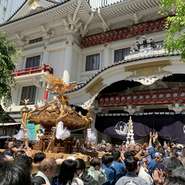 令和6年5月4日　今年の一発目・鉄砲洲稲荷神社・銀座壱丁目東町会神輿渡御。
コロナ禍で各地自粛していた祭礼も本格解禁。
第一弾、春の江戸前祭のスタートです。　
今年は鉄砲洲稲荷神社氏子町会四之部連合神輿渡御に参加させていただきました。歌舞伎座裏(旧木挽町の町会です)
歌舞伎座前でのワンショットです。


