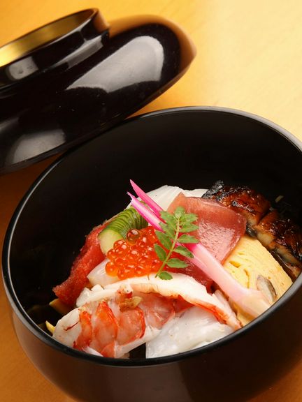 美味しいものだけをのせました(生ちらし)