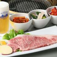 上質な脂身の特選和牛を冷たいビールと共に