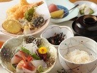 刺身、天ぷら、小鉢、フルーツ、おしんこ、みそ汁付き