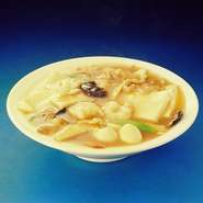五目煮込み豆腐。えび、いかの海鮮と肉・ベーコン。たけのこ、シイタケ、ニンジンなどの野菜が入った食べごたえのあるバランス食