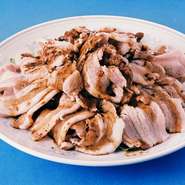 薄切りの豚肉に海龍秘伝のニンニクソースをかけた一品。自家製ラー油もかかっているので、お酒も、ご飯もすすみます。