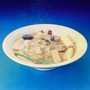 ズワイガニと豆腐の煮込みです。蟹のうま味が豆腐に絡みついた美味しい味です。