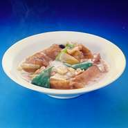 豆腐を油で揚げたあと豚肉やタケノコ・ピーマンなどと煮込んだ料理。豆板醤が入っているのでピリ辛ですが、甘さもあるので食欲もりもりです。