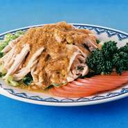 蒸し鶏のゴマソースかけ