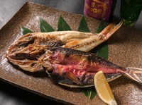 地元沖縄でも珍しい『グルクンの一夜干し』は、店内でひとつ、ひとつ丁寧に調理されている。店主の経験と知恵がこもった唯一無二の一品。
要望に応じ、その他県産魚の一夜干しも対応可能。