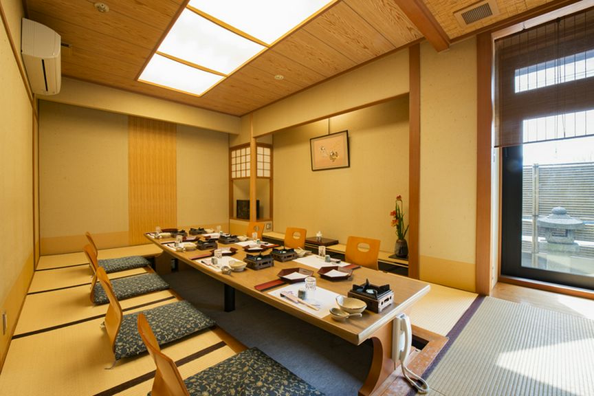 お座敷（個室使用も可能です。）