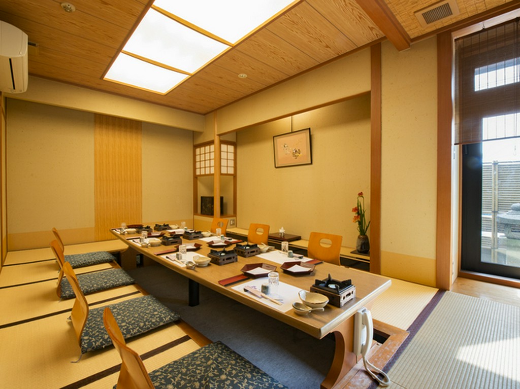 お座敷（個室使用も可能です。）