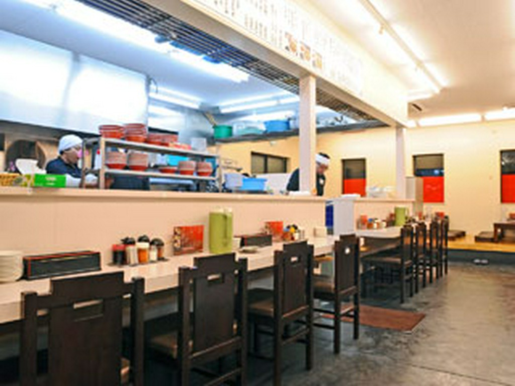 広くて活気のある店内