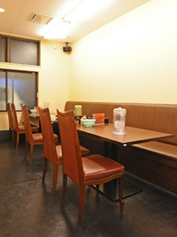 テーブル席でゆったりと