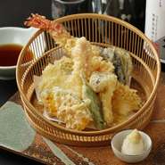 旬の野菜や食材を、職人が真心込めて揚げる天ぷらは絶品です。