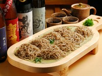 〆は広島新名物しゃもじそばで…小鉢、肉、魚、揚げ物など全6品と充実のコース内容。