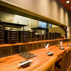 カウンター席で気軽に一杯なんてのも◎