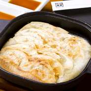 カリカリの羽根にもちもちのギョーザが絶妙な一品です。