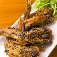 TETU秘伝のだしに染み込ませ、たっぷり黒ゴマのサクサクな一品です。