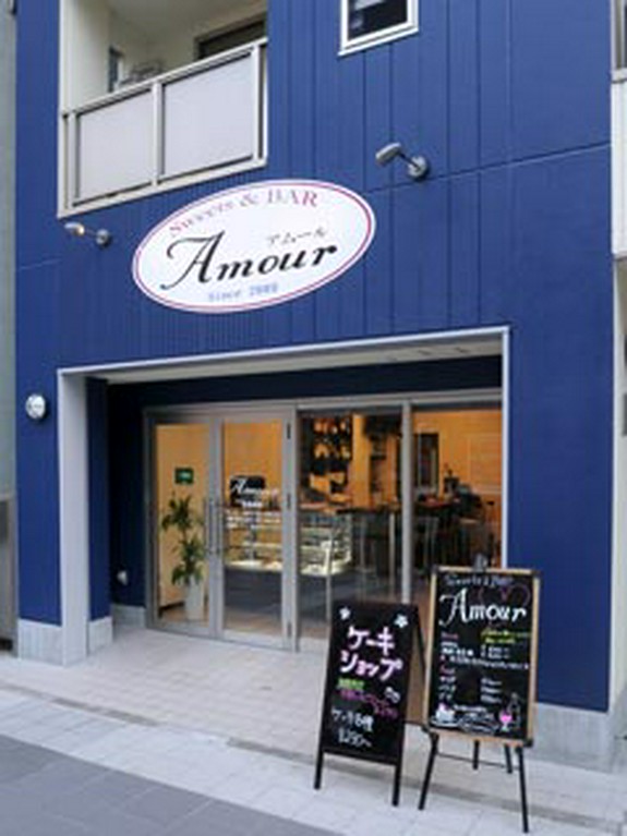 京成線　千葉中央駅より徒歩1分　青色の建物が目印です