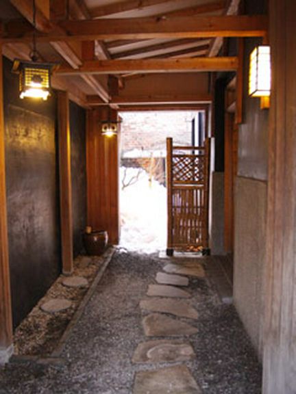 控えめな入口は上品な印象