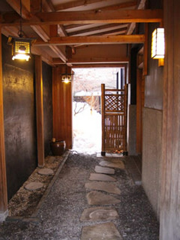 控えめな入口は上品な印象