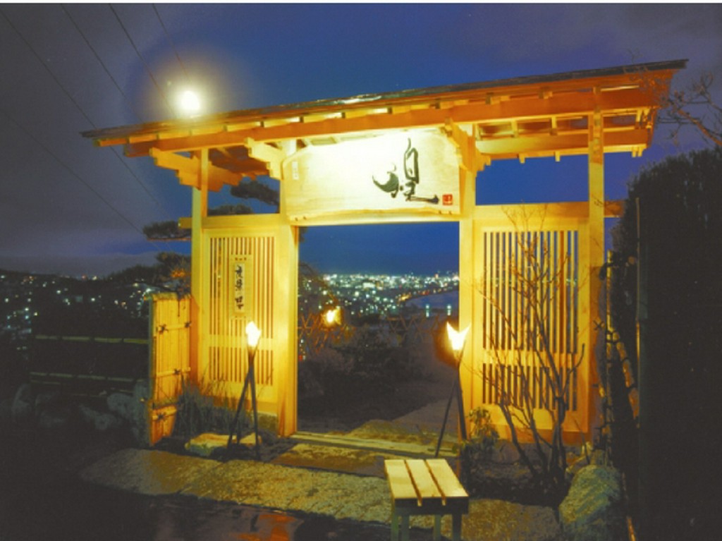 観光名所「立待岬」に近くにある煌。夜は函館の夜景がお出迎え