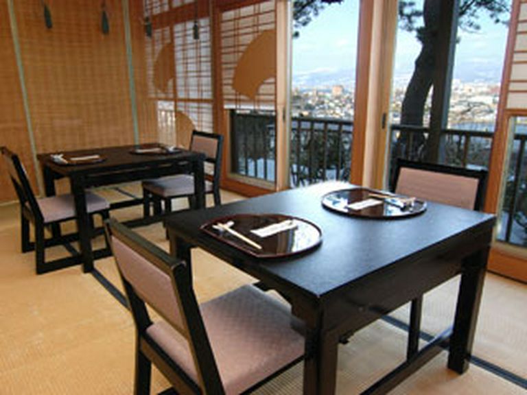 函館の景色を眺めながらお食事が楽しめます