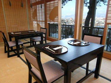 函館の景色を眺めながらお食事が楽しめます