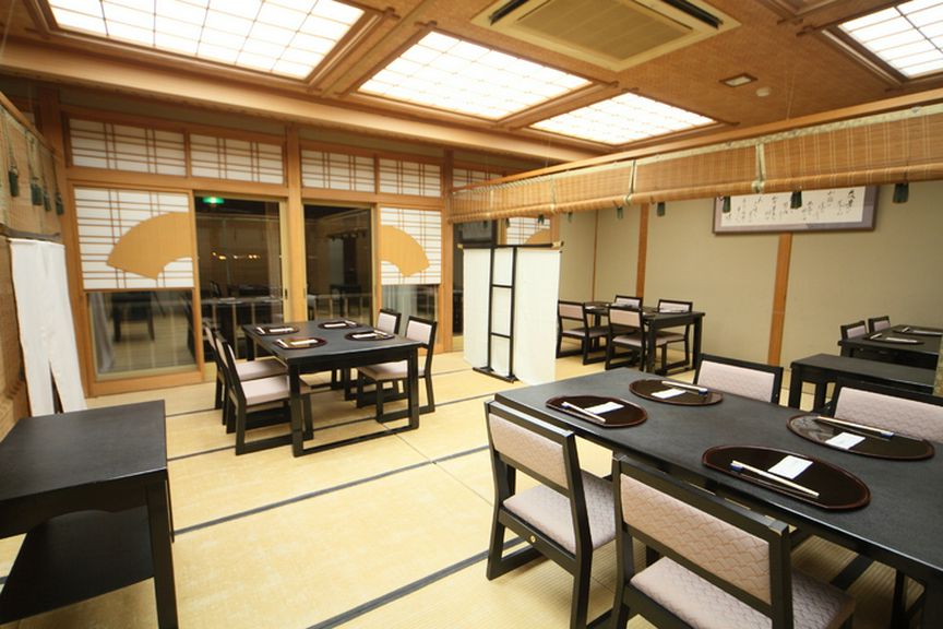 大小宴会承ります。全室窓から夜景が眺められます