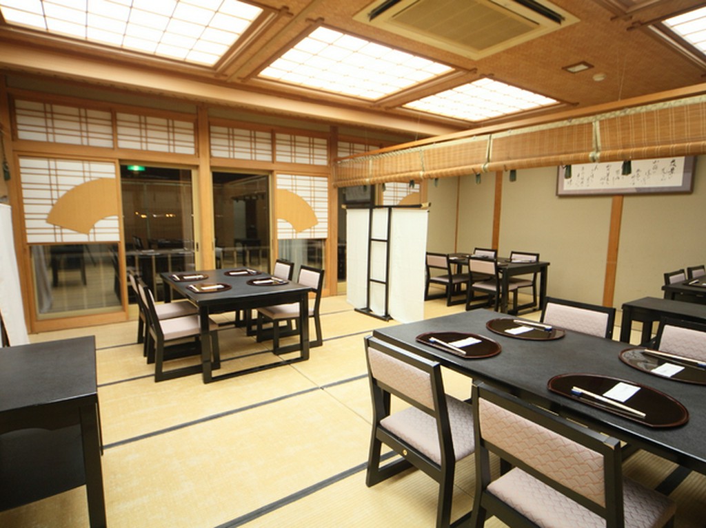 大小宴会承ります。全室窓から夜景が眺められます