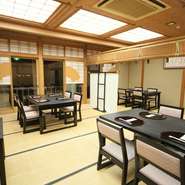1階には大広間（60名様まで）
2階は個室を繋げて20名様までご利用いただけます。
