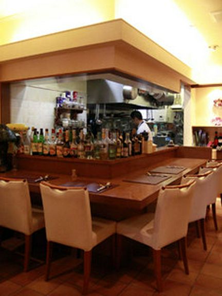 料理を間近で見ることができるオープンキッチン