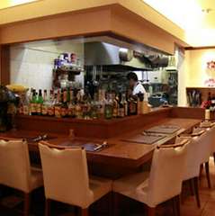 料理を間近で見ることができるオープンキッチン