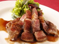 黒毛和牛を赤ワインやリンゴ・香味野菜をベースにした特製ソースで召し上がってください