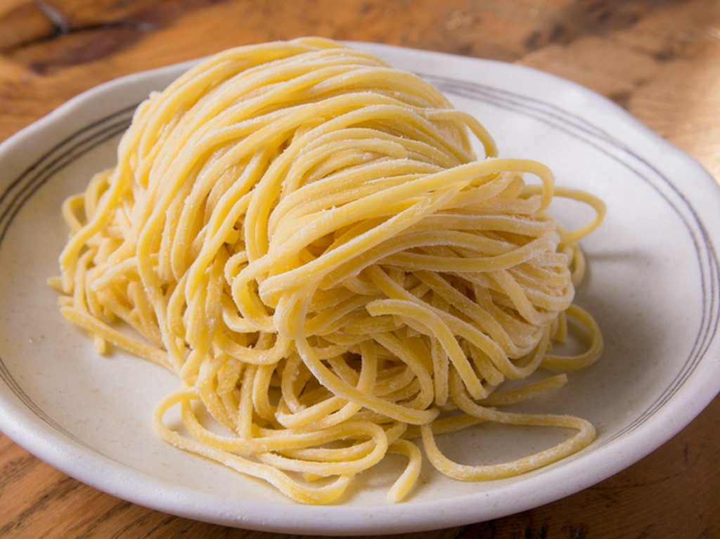 じっくり熟成させた多加水麺を使用