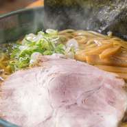 濃厚スープの秘密は、数多くの野菜を大量に使用していること。鶏ガラや豚骨だけのスープの濃さとは異なる、まろやかさです。弱火で煮詰め、さらに常温で寝かせて複雑な味わい深いスープへと仕上げます。