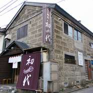運河通り（臨港線）に面した建物は、昭和初期に建てられたという石造り倉庫を改装したもの。店内は天井まで吹き抜けで、開放感もたっぷり。歴史を感じる落ち着いた雰囲気の中で食事が楽しめます。