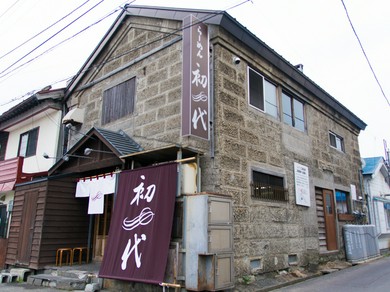 店は重厚な石造りの倉庫をリノベーション