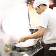 味わい深い、豊かな味のラーメンを創っていきたいと毎日精進しています。「いつまでも変わらぬ味と真心のサービス」をモットーに、スタッフ一同が頑張っています。