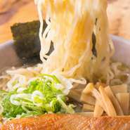 盛り付けを変えたり、アレンジしたラーメンなど、つねに新メニューの開発にチャレンジしています。いつ訪れても、新しい「味」に出会える新鮮さがある店です。