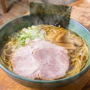 スープは醤油ダレを基準に作リます。言わば店のベースとなる味。まずは『醤油』で店の味を知ってください。