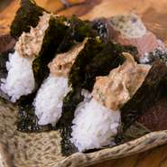 チャーシューと長ネギ、煮詰めた醤油ダレをマヨネーズで和えて、ご飯にのせた一口おにぎり。