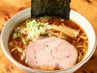 開店から変わらぬ味の源は、塩ダレにニンニクを加えたスープ。これを求めて地元の常連様がいらっしゃいます