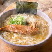 白ワインをベースに白たまり醤油、天日干し塩、貝類を煮込み、鮭の魚醤を隠し味に最後に鶏油で仕上げた逸品